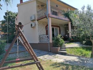 een huis met een ladder ervoor bij Apartman Rafael in Medulin