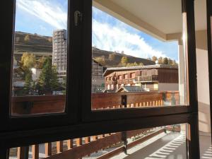 une vue depuis une fenêtre d'un bâtiment dans l'établissement La Croisette, à Mont-de-Lans
