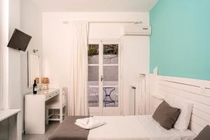 Una cama o camas en una habitación de Ikaros