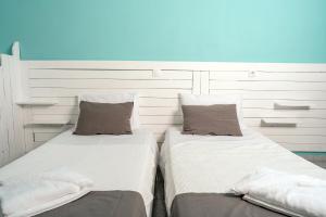 Una cama o camas en una habitación de Ikaros