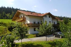 une maison avec une voiture garée devant elle dans l'établissement Apartmenthaus Fürstenzeche, à Lam