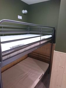quelques lits superposés dans une chambre dans l'établissement La Croisette, à Mont-de-Lans