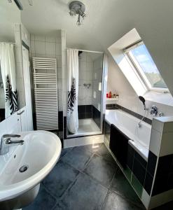 Phòng tắm tại Ferienhaus mit 5* Luxus im Schwarzwald