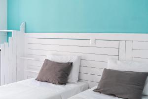 Una cama o camas en una habitación de Ikaros