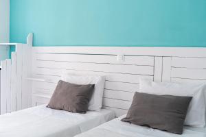Una cama o camas en una habitación de Ikaros