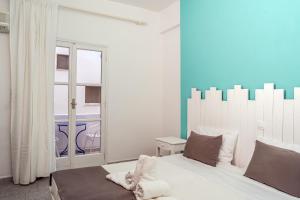 Una cama o camas en una habitación de Ikaros