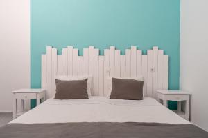 Una cama o camas en una habitación de Ikaros