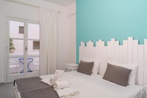 Una cama o camas en una habitación de Ikaros