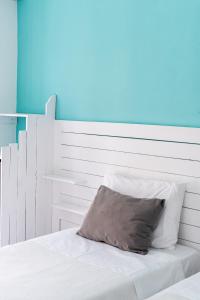 Una cama o camas en una habitación de Ikaros