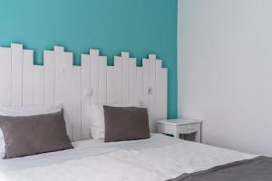 Una cama o camas en una habitación de Ikaros