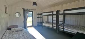 Postel nebo postele na pokoji v ubytování Campsite Ģirti