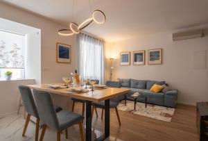 帕島的住宿－Premium Zec，客厅配有桌子和沙发
