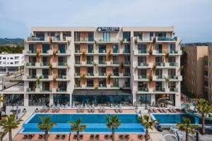 Bazén v ubytování Pinea Hotel Resort & Spa nebo v jeho okolí
