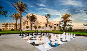 un tablero de ajedrez grande frente a un edificio en Sataya Resort Marsa Alam en Marsa Alam