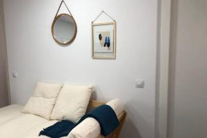 um quarto com um espelho e uma cama em M4 Cool Terrace. 1 min to metro. 15 min to center em Esplugues de Llobregat