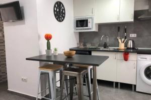 A kitchen or kitchenette at M4 Cool Terrace. 1 min to metro. 15 min to center