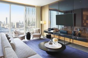 クウェートにあるFour Seasons Hotel Kuwait at Burj Alshayaのソファとテレビのあるリビングルーム