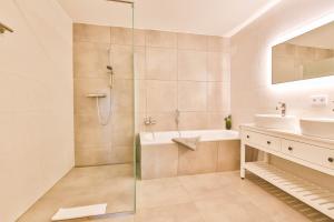 une salle de bain avec douche et lavabo dans l'établissement FEWO Ava - im Sommer ist ein Strandkorb inclusive, à Zempin 34 autres photos