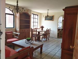 - une cuisine et une salle à manger avec une table et des chaises dans l'établissement Departamento, Amplio, Seguridad, Ubicacion, à Querétaro