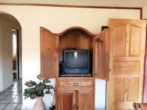 - une télévision installée au-dessus d'un meuble en bois dans l'établissement Departamento, Amplio, Seguridad, Ubicacion, à Querétaro