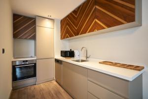 uma cozinha com um lavatório e uma bancada em Panoramik View Apartment Deluxe Suite em Istambul