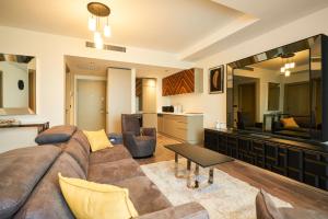uma sala de estar com um sofá castanho e uma mesa em Panoramik View Apartment Deluxe Suite em Istambul