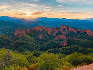 a view of the blue mountains at sunset at Hotel Rural El Lagar De Las Médulas in Orellán