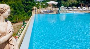 Bazén v ubytování Green Park Hotel & Residence nebo v jeho okolí