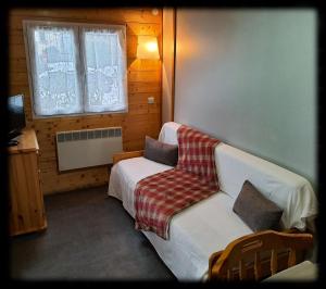 a small room with a couch and a window at Chalet Beau Rivage in Gunsbach