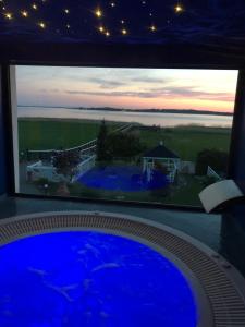 una ventana con vistas a la piscina en Avila Park & SPA, en Dziwnówek