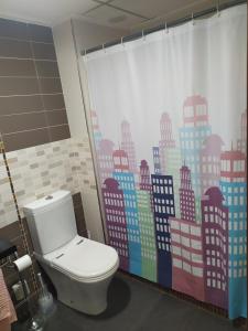 La salle de bains est pourvue de toilettes et d'un rideau de douche. dans l'établissement Apartamento en Águilas, à Águilas 6 autres photos