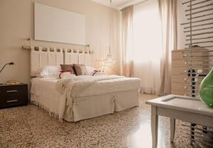 チェーリエ・メッサーピカにあるAlloggio turistico "home isabella"の白いベッドルーム(ベッド1台、テーブル付)