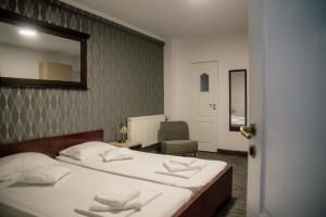 Postel nebo postele na pokoji v ubytování Carnival City Hotel Oradea