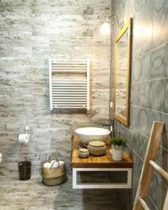 een badkamer met een witte wastafel en een spiegel bij Relax e Belvedere in Fasano