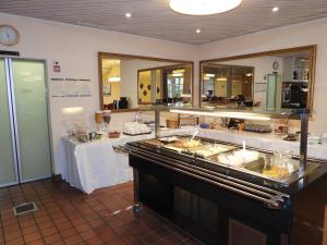 Un restaurant u otro lugar para comer en Das Hotel Sherlock Holmes