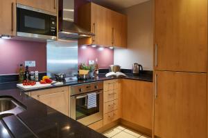 A kitchen or kitchenette at Marlin Apartments London Bridge - Empire Square