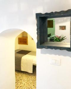 een slaapkamer met een bed en een spiegel aan de muur bij Relax e Belvedere in Fasano