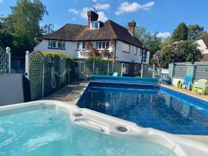 HookwoodHazelwick的房子前面的游泳池