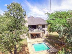 eine Luftaufnahme eines Hauses mit Swimmingpool in der Unterkunft Pumba's Place Zebula 6 Bedroom House in Mabula