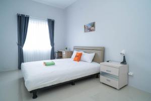 En eller flere senge i et værelse på Nina House near Taman Budaya Sentul RedPartner
