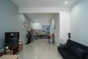 Et opholdsområde på Nina House near Taman Budaya Sentul RedPartner