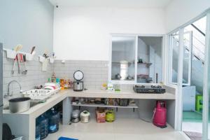 Køkken eller tekøkken på Nina House near Taman Budaya Sentul RedPartner + 36 billeder