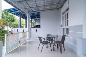 En balkon eller terrasse på Nina House near Taman Budaya Sentul RedPartner