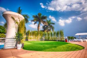 een golfbaan met palmbomen op de achtergrond bij Thang Loi Hotel in Hanoi