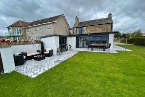 a backyard of a house with a table and chairs at Castle View House in Dalkeith