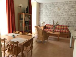 - un salon avec un canapé et une table dans l'établissement T2 résidence Grand Hotel appt 102 - village thermal montagne, à Aulus-les-Bains