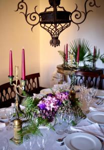 uma mesa de jantar com velas cor-de-rosa e flores em Quinta da Boa Viagem em Viana do Castelo