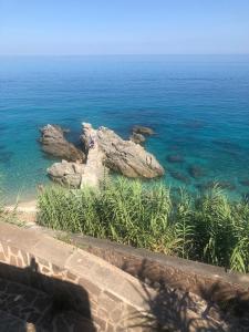 - une vue sur l'océan avec des rochers et de l'eau dans l'établissement dastemi, à Parghelia