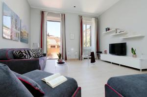 TV a/nebo společenská místnost v ubytování Piazzetta Margutta - My Extra Home