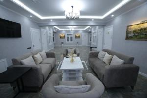 una amplia sala de estar con sofás y una mesa en Samarqand Darvoza, en Bukhara